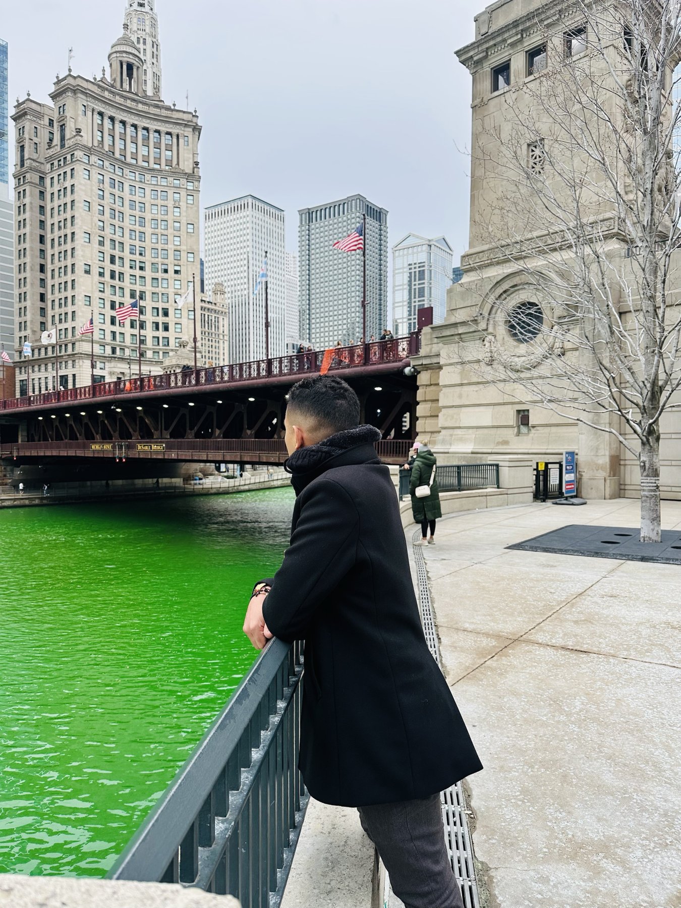 El río de Chicago teñido de verde por San Patricio