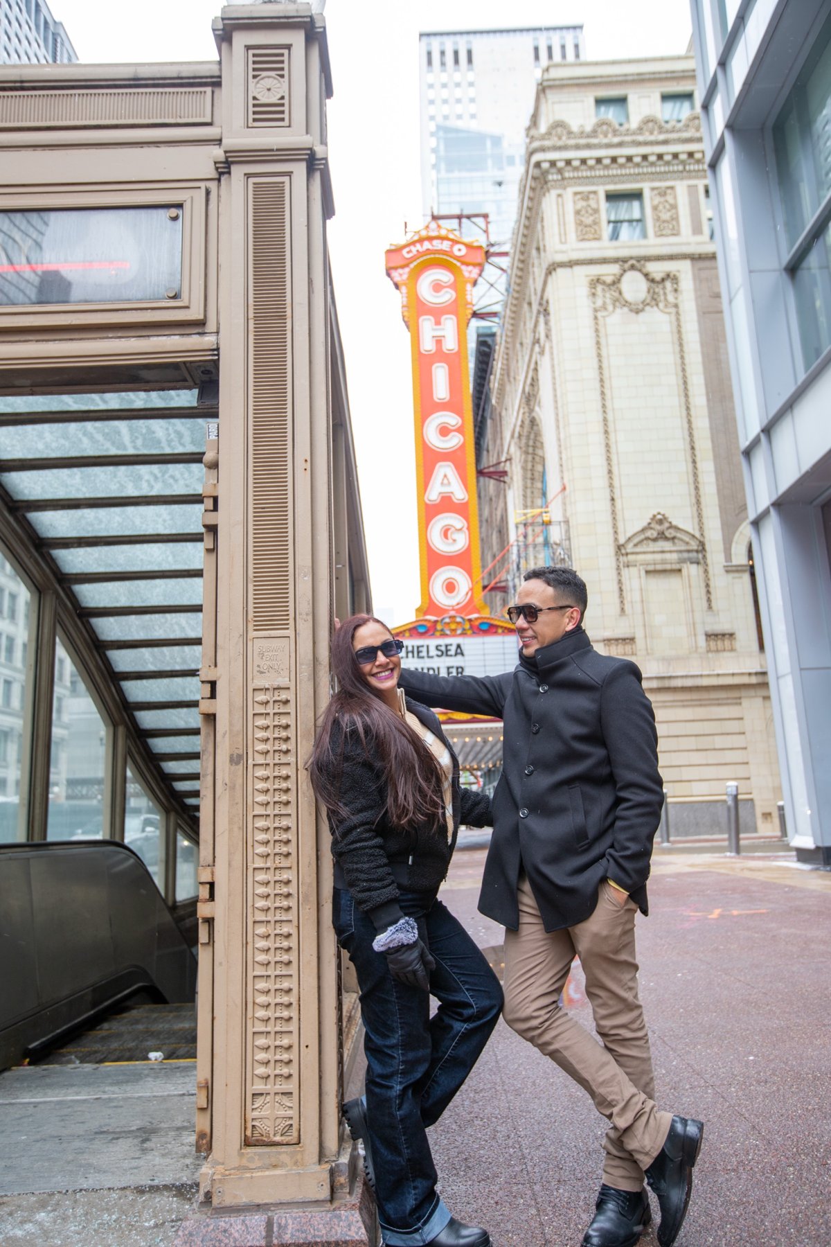 Viajeros Wanderlux frente al Chicago Theatre