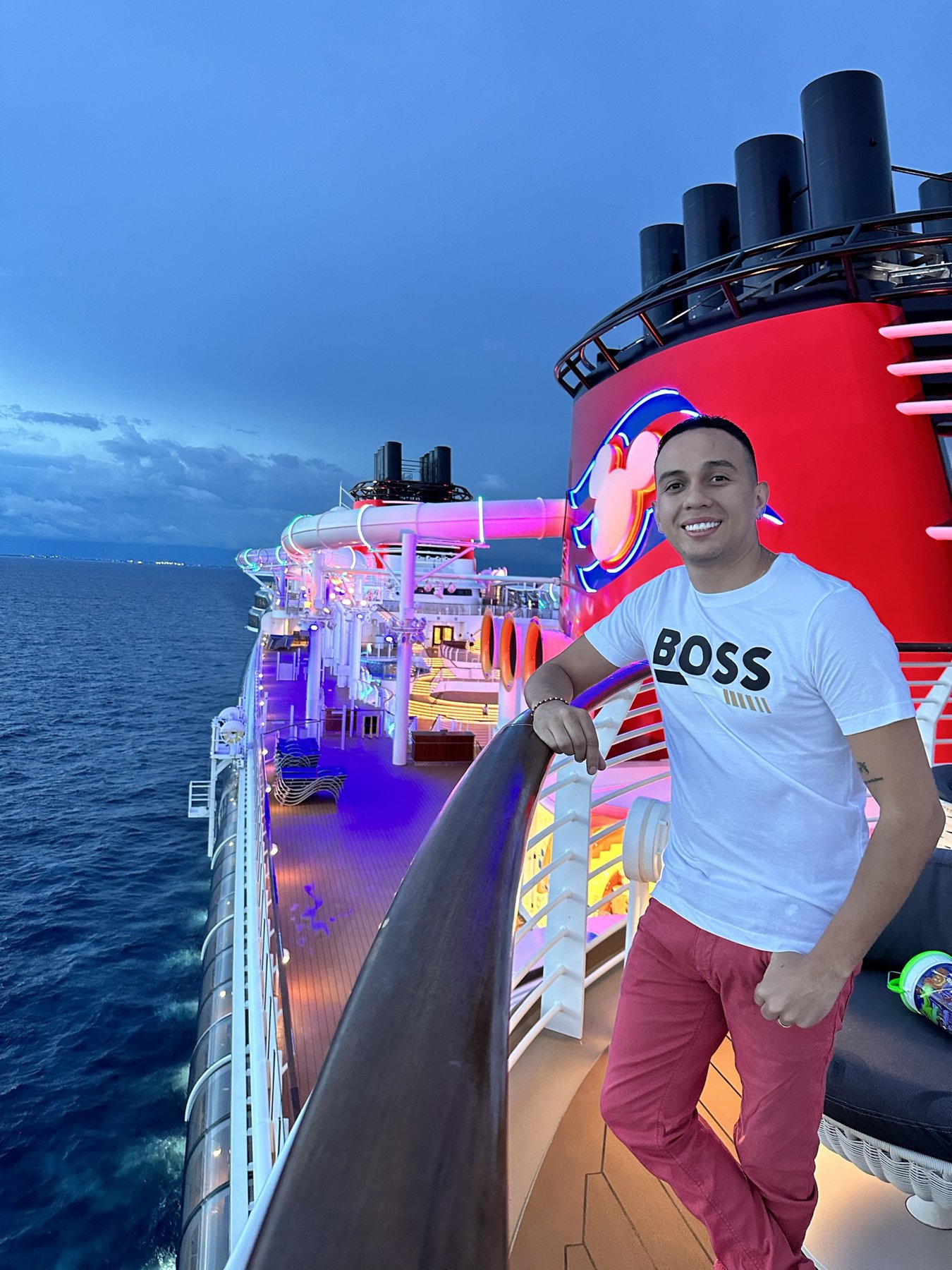 Cubierta de un crucero Disney al atardecer