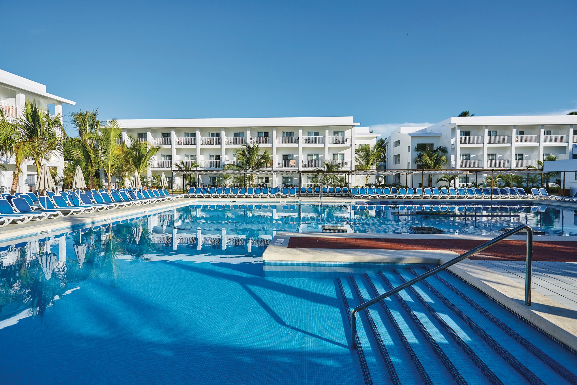 Piscina de un hotel Riu