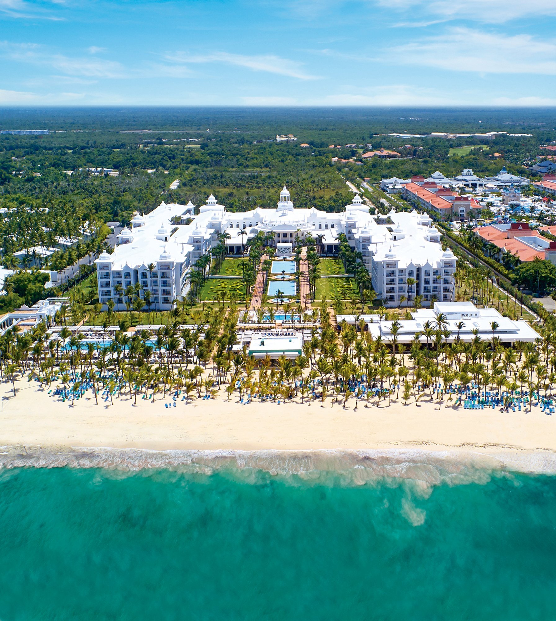 Vista aérea de un hotel Riu frente a la playa