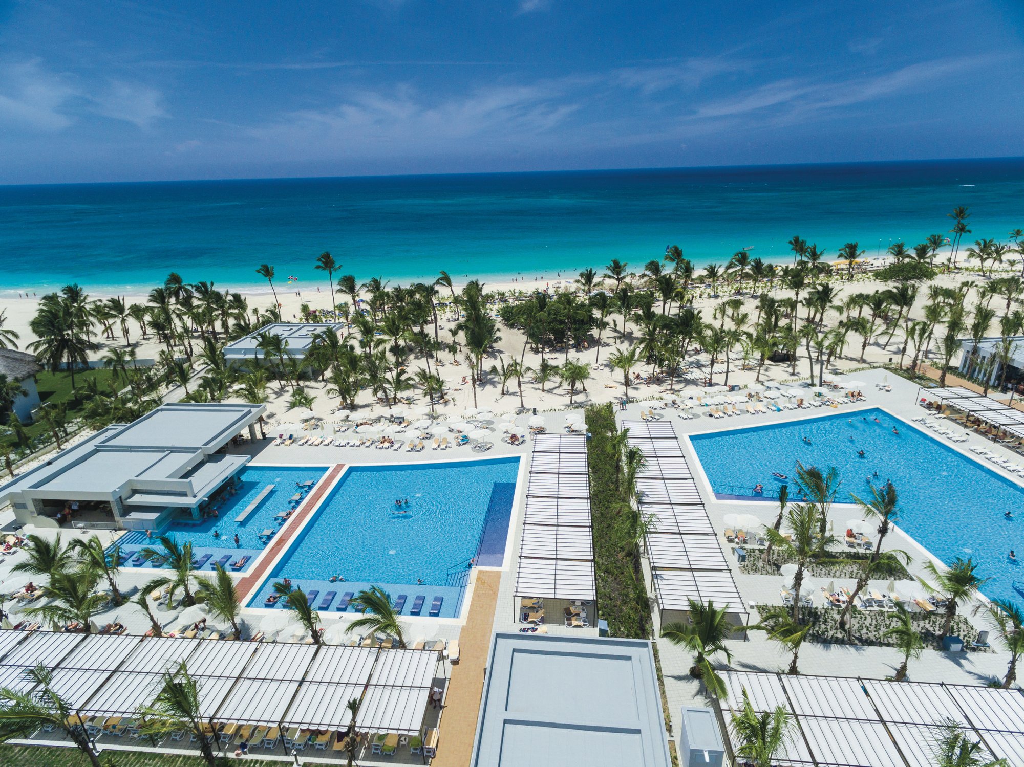 Piscinas y playa de un resort Riu