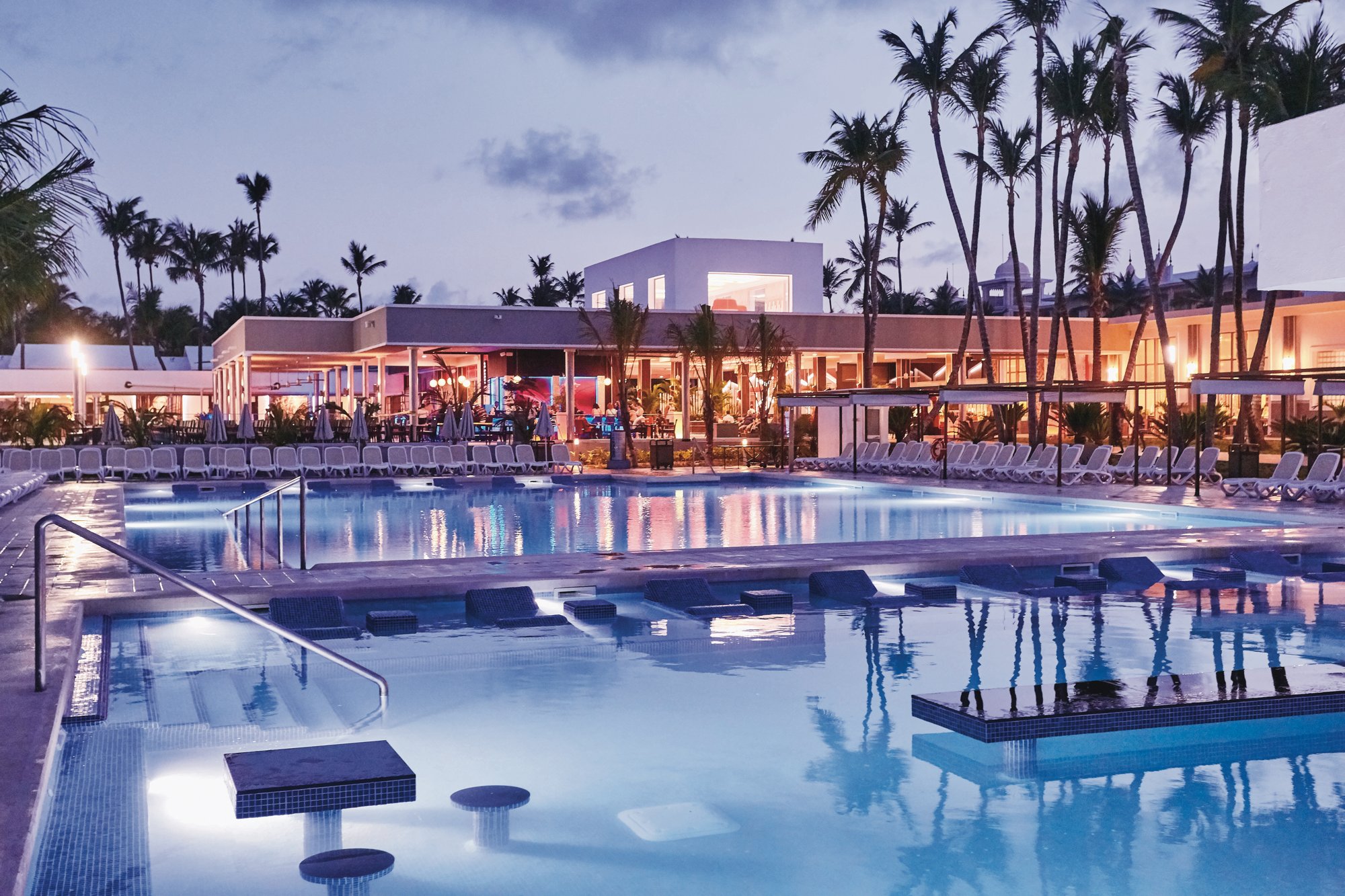 Piscina de un Riu al anochecer
