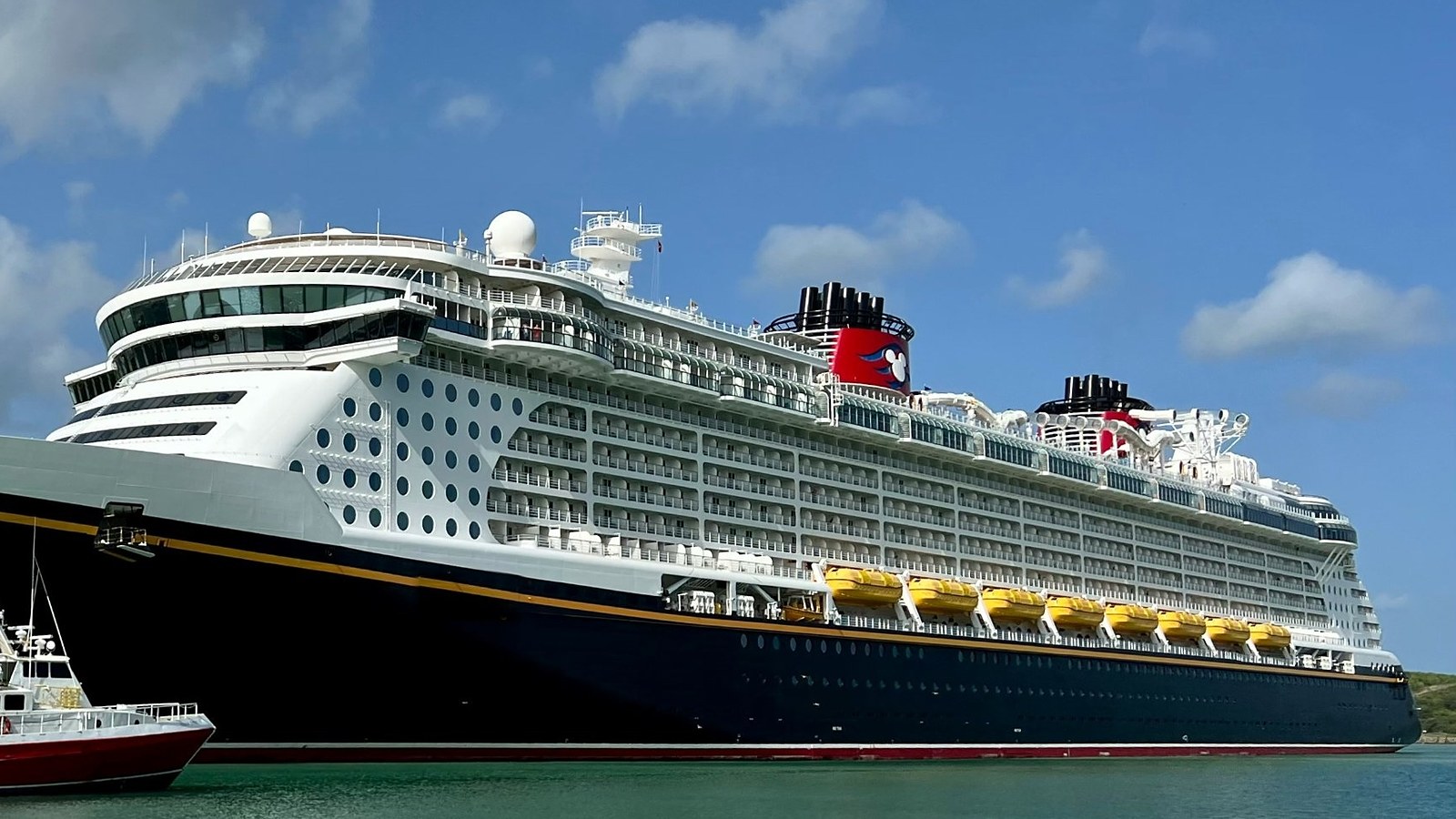 Crucero de Disney Cruise Line atracado en un puerto del Caribe