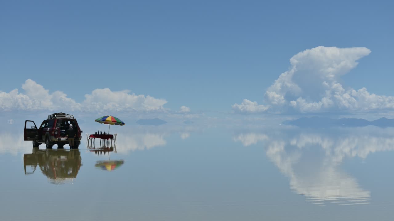 Camioneta 4x4 reflejada en el Salar de Uyuni con efecto espejo