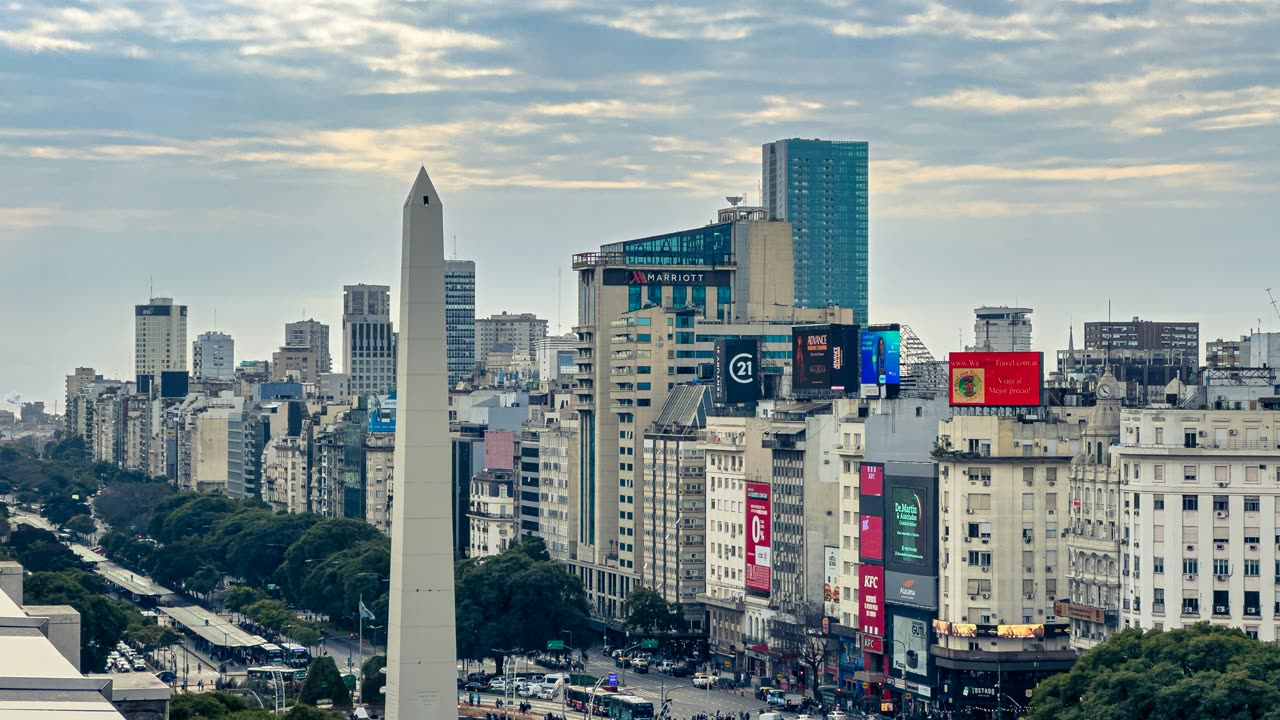 Obelisco de Buenos Aires sobre la avenida 9 de Julio
