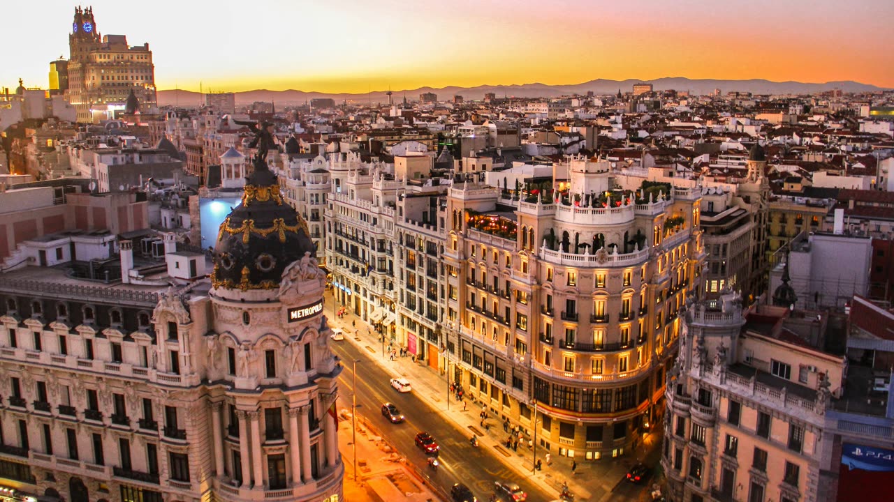 Gran Vía de Madrid al atardecer, vista desde lo alto