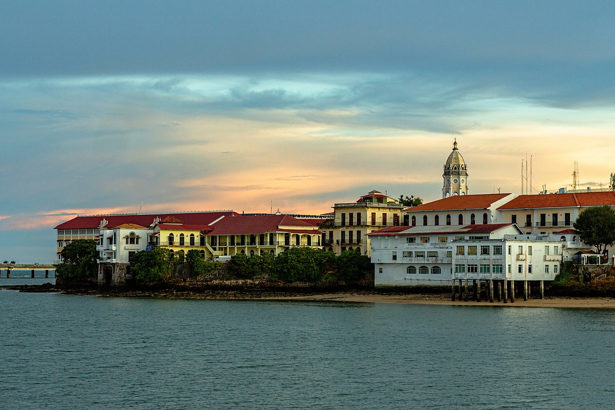 Casco Antiguo de Ciudad de Panamá frente al mar al atardecer