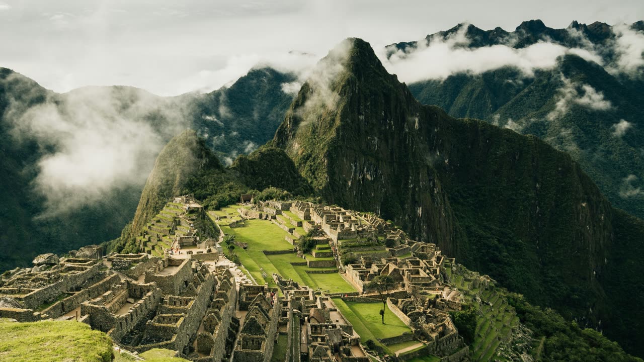 Ciudadela de Machu Picchu con el Huayna Picchu y nubes
