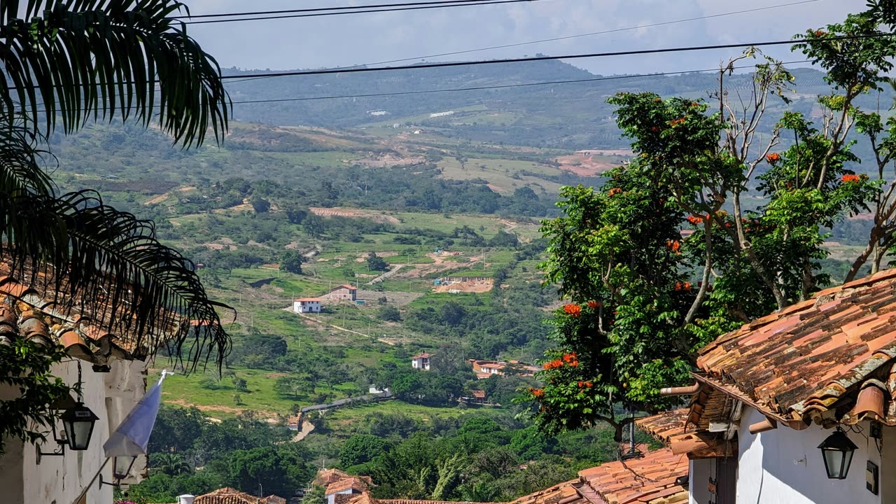 Vista desde Barichara con techos de teja y montañas de Santander